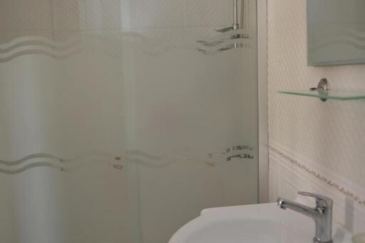 Room 4 of 28