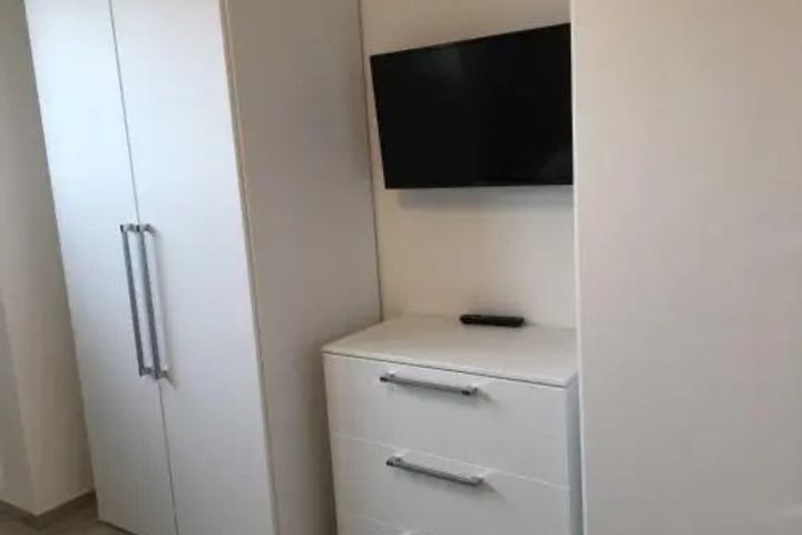 Room 4 of 18