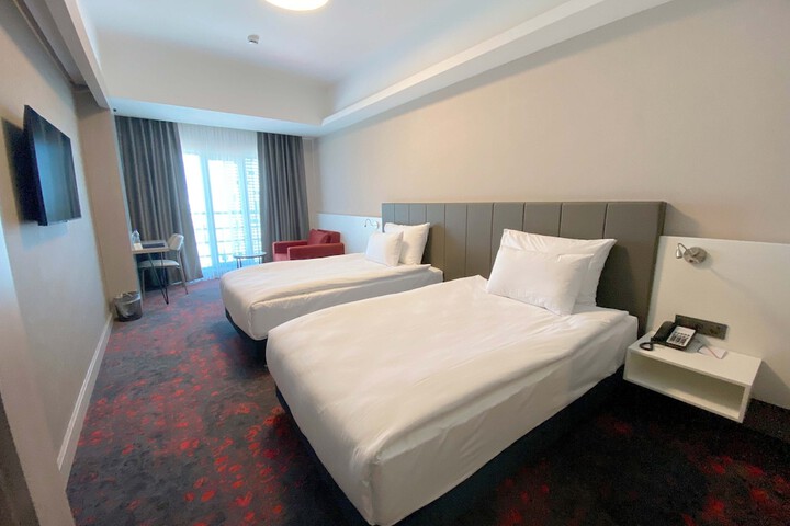 Room 13 of 36