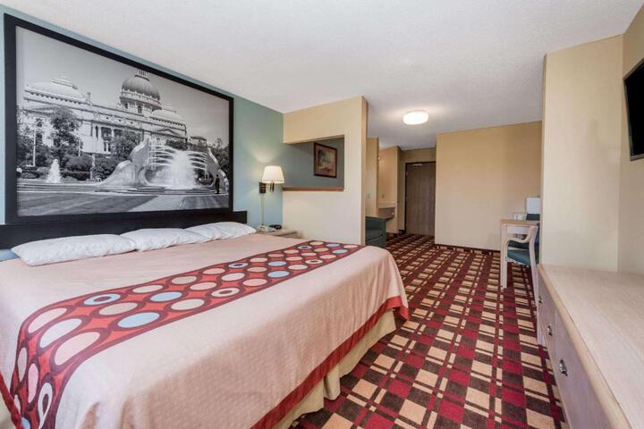 1 King Bed Efficiency (5 of 11)
