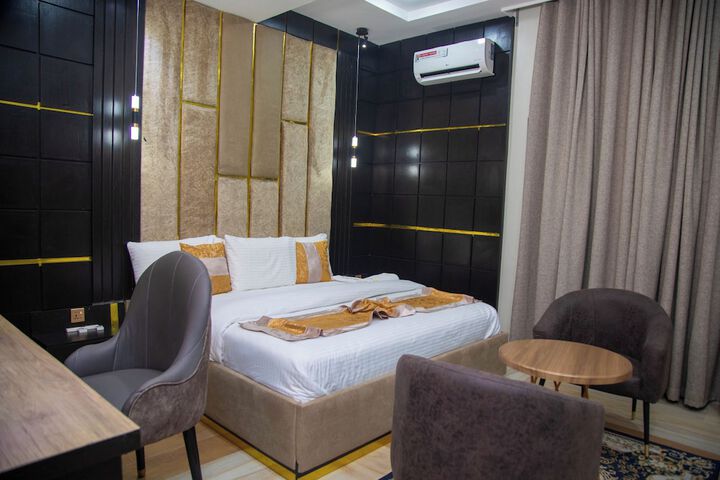 Room 9 of 39