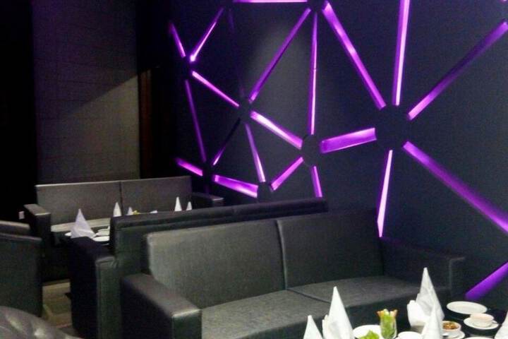 Lounge 31 of 48