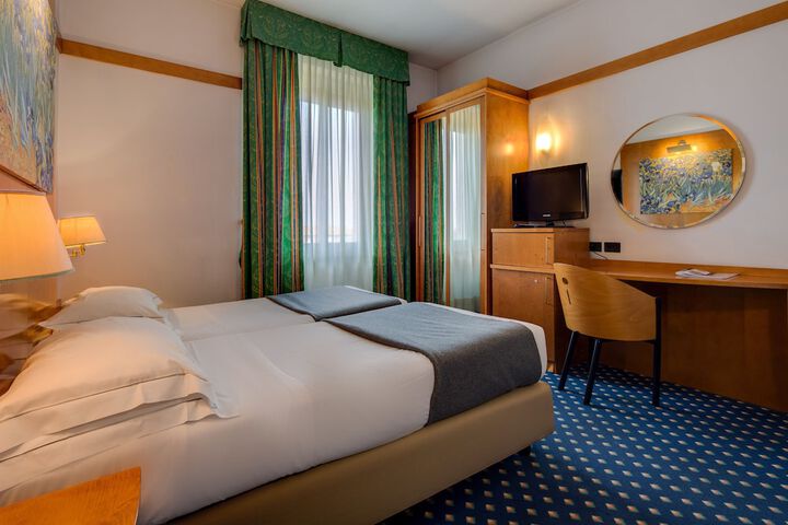 Room 33 of 82
