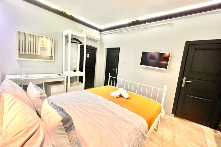 Room 27 of 82