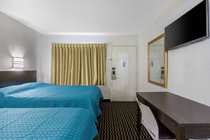1 Queen Bed (12 of 13)