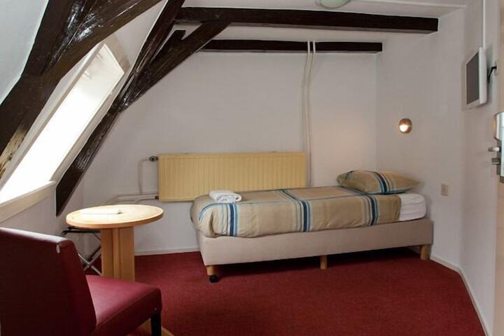 Room 2 of 42