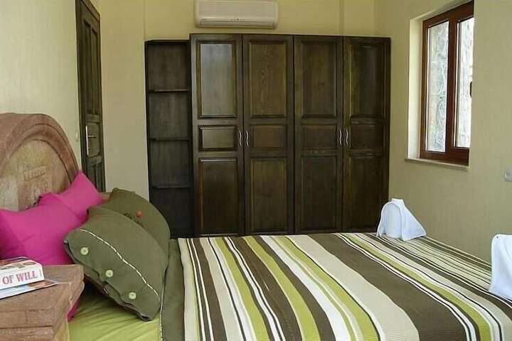 Room 6 of 25