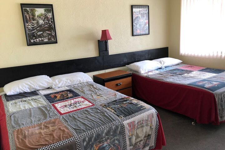 1 Queen Bed (3 of 3)