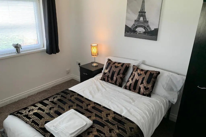 Exterior of 5 bedrooms 2 Reception Rooms, 2 Shower Rooms, Sleeps up to 7, Parking, Free WiFi & Netflix, Large Garden