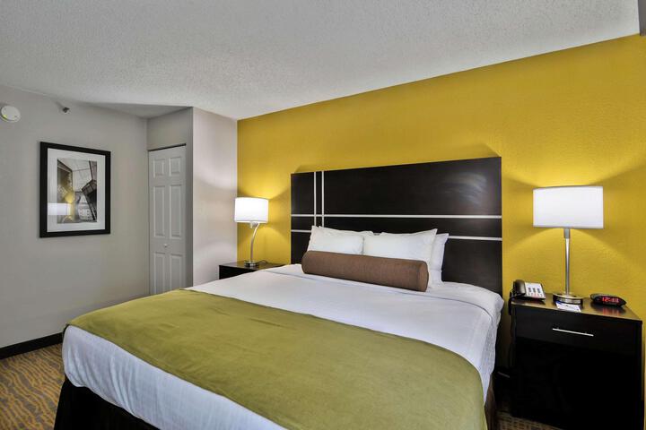 1 King Bed (5 of 6)