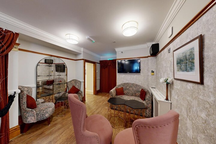 Lounge 92 of 92