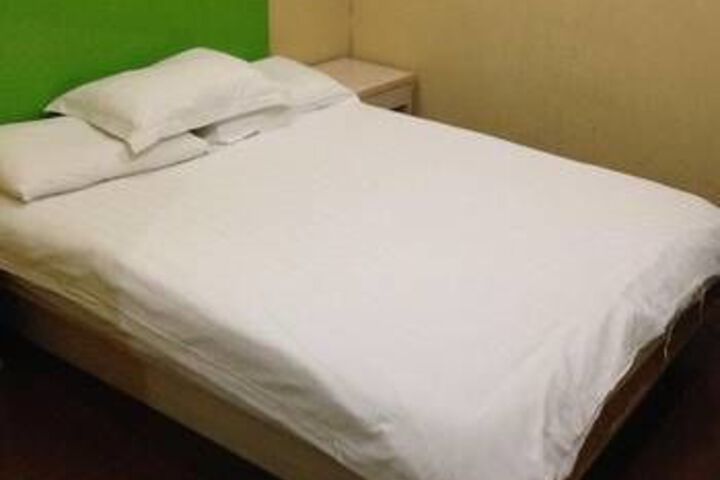 Room 4 of 9