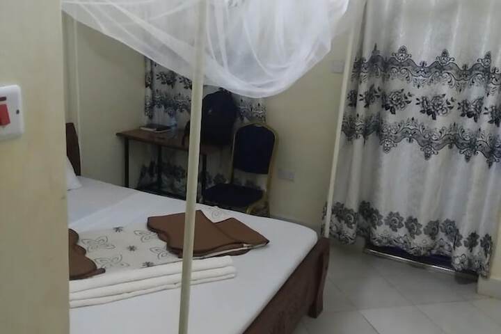 Room 3 of 28