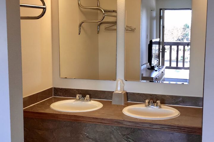 Bathroom sink