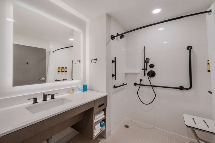 Accessible 2 Queen Accessible Communication Assistance Roll in Shower Smart TV, Microwave and Refrigerator Full Breakfast (21 of 22)