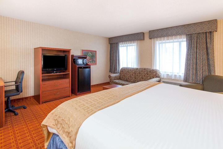 1 King Bed (3 of 10)