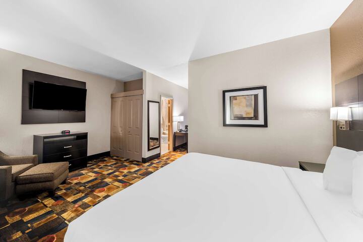 1 King Bed Microwave and Refrigerator WiFi Full Breakfast (14 of 26)