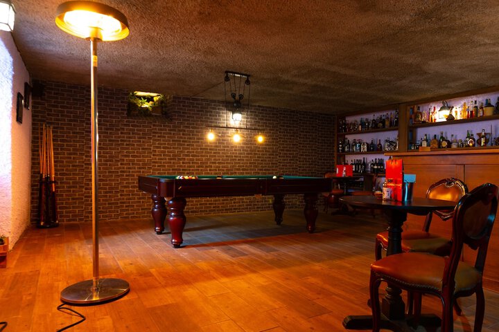 Lounge 112 of 123