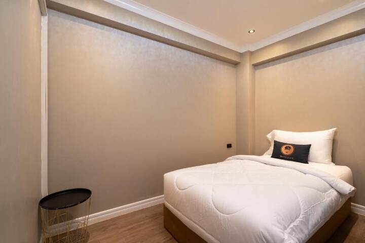 Room 9 of 40