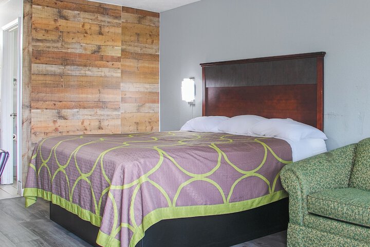 1 Queen Bed (6 of 8)