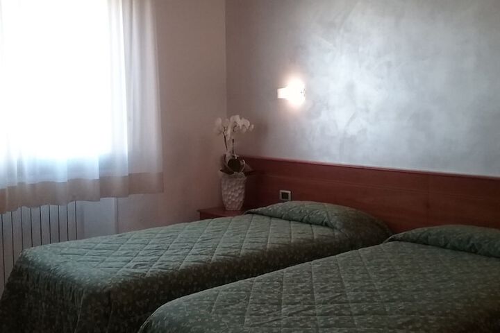 Room 5 of 11