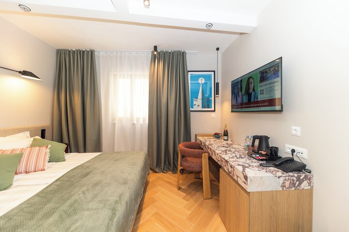 Room 3 of 37