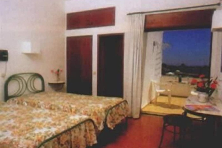 Room 11 of 37