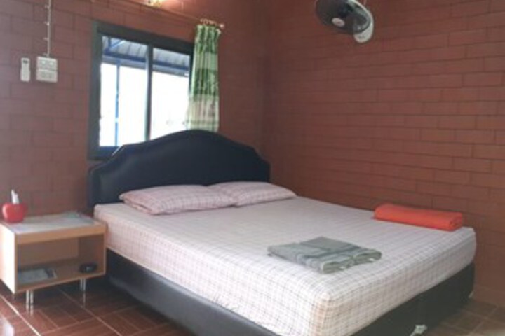 Room 4 of 16
