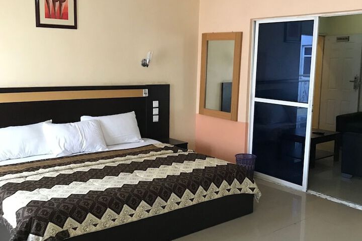 Room 8 of 10