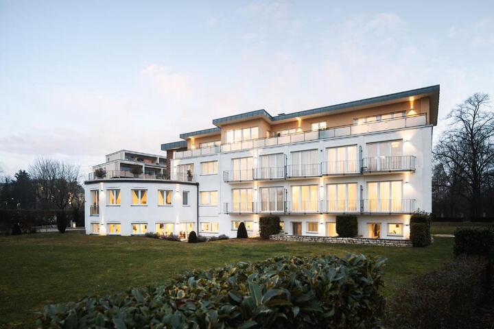 Hotel Vier Jahreszeiten an der Therme & Kliniken Bad Krozingen Nähe Freiburg & Schwarzwald Ideal für Wellness Kur & Business Ausflüge 24h Check In- WLAN & Parken gratis