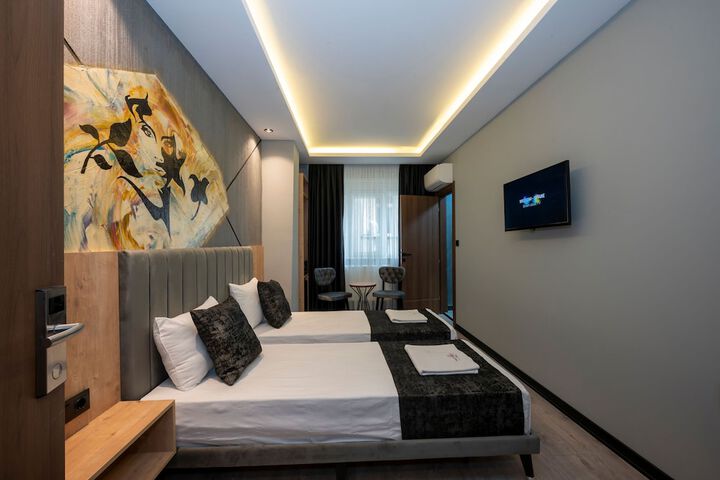 Room 7 of 12