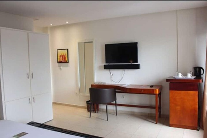 Room 11 of 28