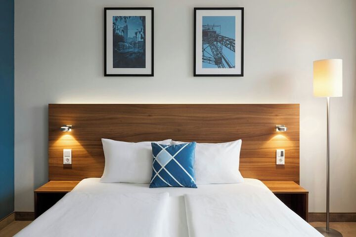 Room 13 of 35