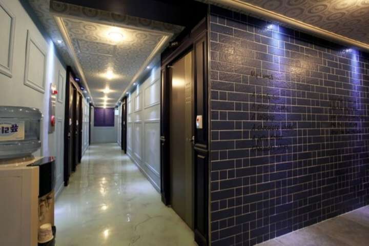 Ballroom/Hall 28 of 29