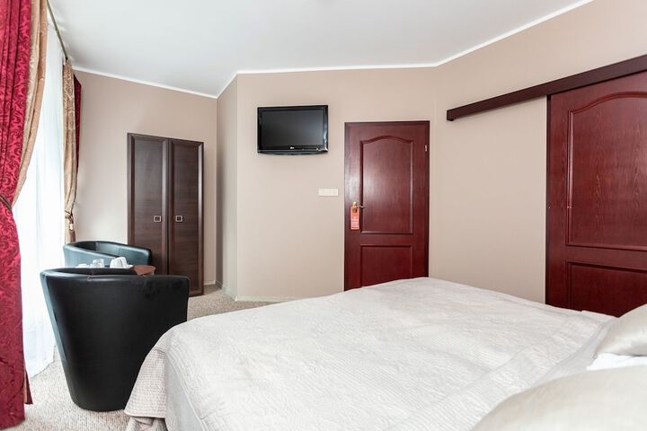 Room 33 of 168
