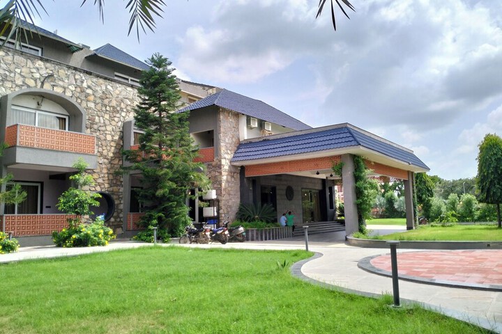 Hotel Exterior 44 of 62