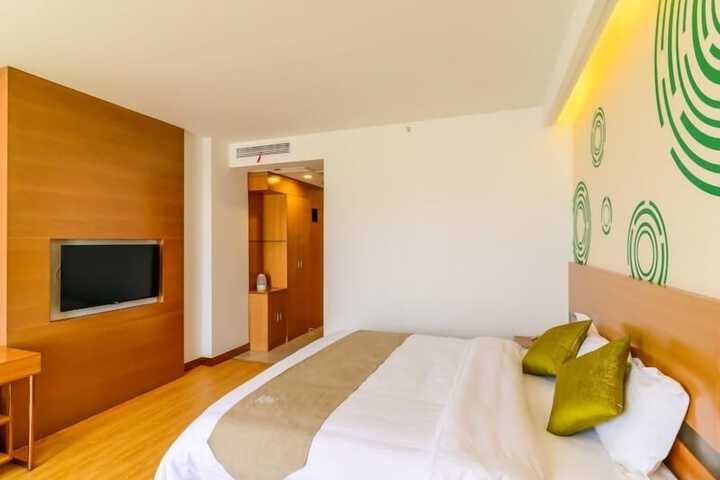 Room 11 of 21