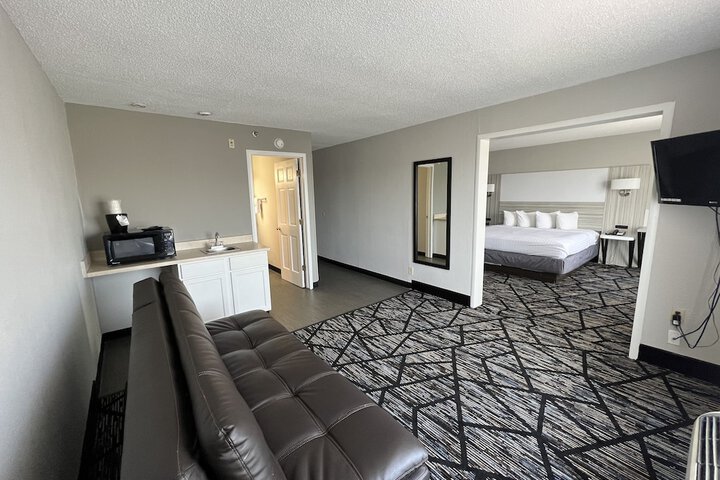 1 King Bed (5 of 18)