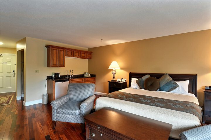 1 King Bed (6 of 30)