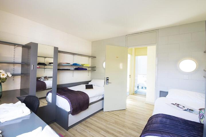 Room 25 of 38