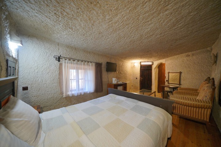 Room 28 of 83