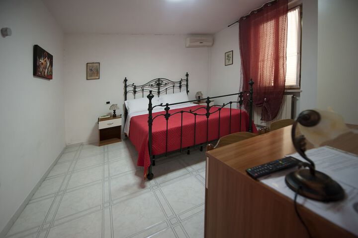 Room 5 of 33
