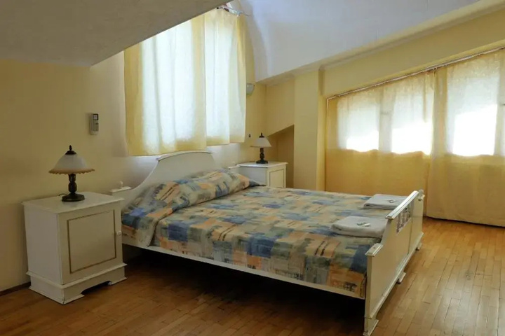 Room 3 of 8