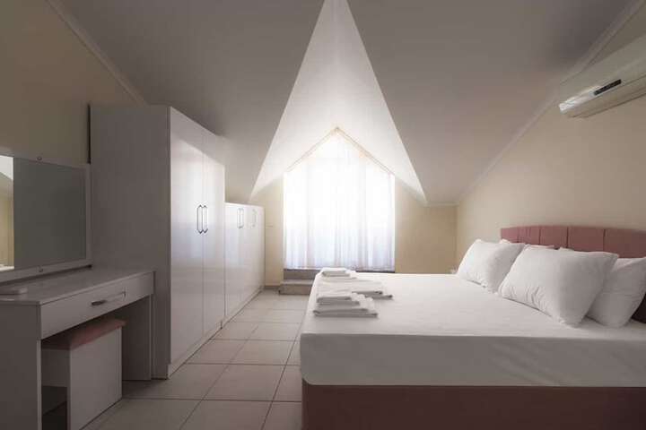Room 2 of 8