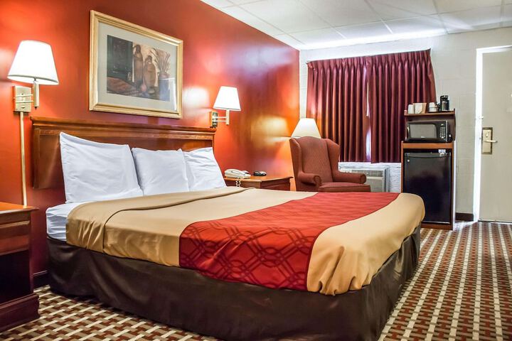 1 King Bed (2 of 11)