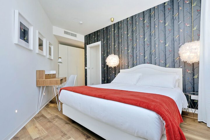 Room 33 of 195