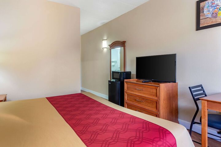 1 King Bed (5 of 5)