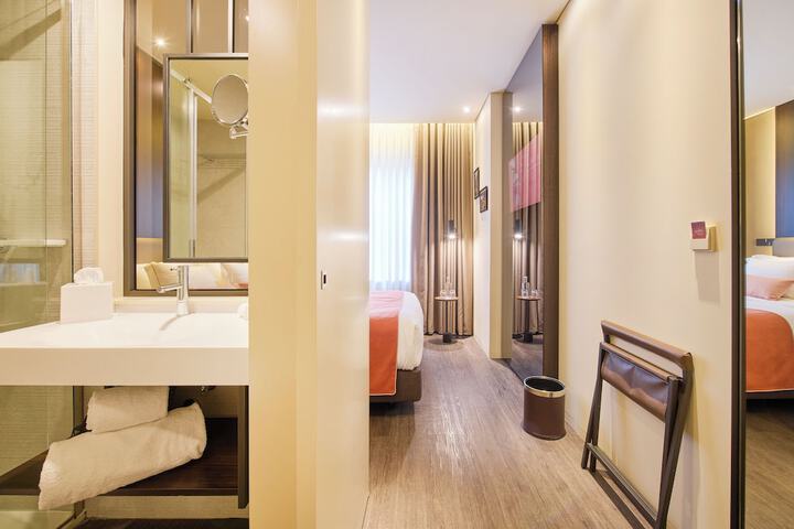 Room 17 of 52