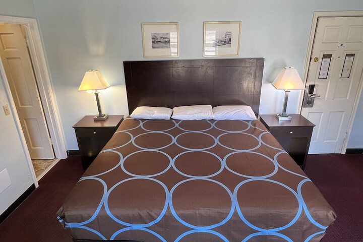 Classic King Bed (4 of 16)