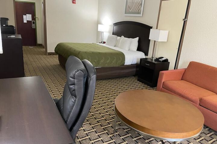 1 King Bed (4 of 5)